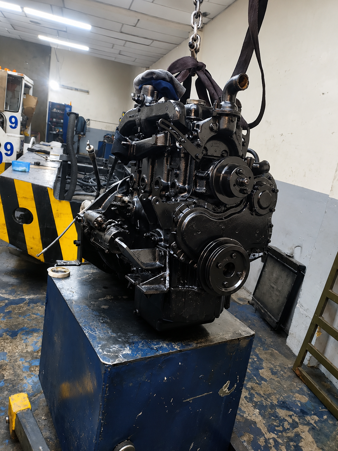 Motor industrial reparado en taller